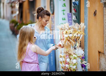 Pienza, Italie - août 10, 2019: Voyage en Italie. Famille et enfants en Toscane, Italie shopping à Pienza. Banque D'Images