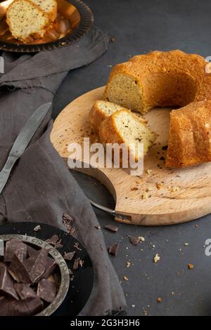 Prêt à manger du pain à la banane. Dessert maison sucré sur table, thèmes de boulangerie Banque D'Images