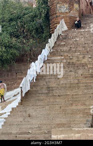 Laver sécher le long de marches abruptes sur les Ghats de Varanasi, Uttar Pradesh, Inde Banque D'Images