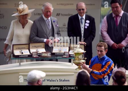 Le jockey Ryan Moore a remporté le trophée du Prince de Galles et de la Duchesse de Cornwall après avoir remporté les enjeux amoureux du Prince de Galles pendant la deuxième journée de Royal Ascot à l'hippodrome d'Ascot. Date de la photo: Mercredi 16 juin 2021. Banque D'Images