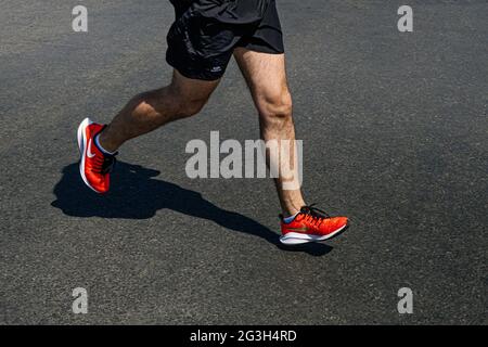 Chelyabinsk, Russie - 30 mai 2021 : athlète de coureur masculin en course à pied dans les chaussures Nike dans City Race Banque D'Images