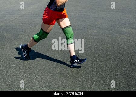 Chelyabinsk, Russie - 30 mai 2021: Athlète féminine de course à pied dans les chaussures Adidas à City Race Banque D'Images