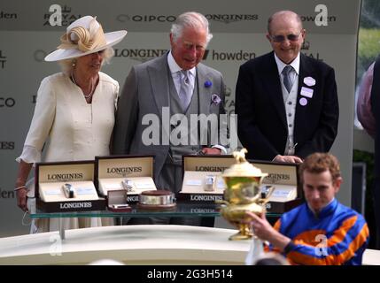 Le jockey Ryan Moore a remporté le trophée du Prince de Galles et de la Duchesse de Cornwall après avoir remporté les enjeux amoureux du Prince de Galles pendant la deuxième journée de Royal Ascot à l'hippodrome d'Ascot. Date de la photo: Mercredi 16 juin 2021. Banque D'Images