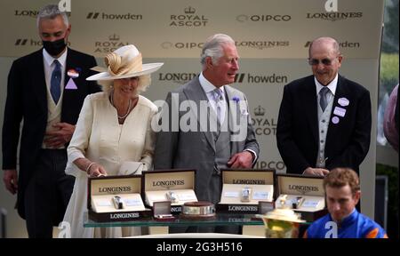 Le jockey Ryan Moore a remporté le trophée du Prince de Galles et de la Duchesse de Cornwall après avoir remporté les enjeux amoureux du Prince de Galles pendant la deuxième journée de Royal Ascot à l'hippodrome d'Ascot. Date de la photo: Mercredi 16 juin 2021. Banque D'Images