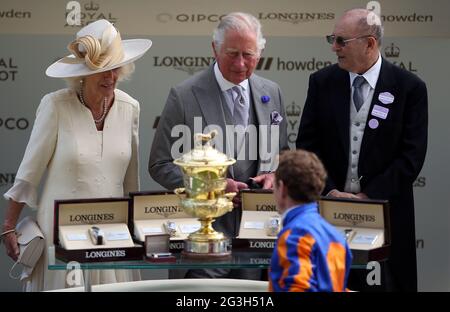 Le jockey Ryan Moore a remporté le trophée du Prince de Galles et de la Duchesse de Cornwall après avoir remporté les enjeux amoureux du Prince de Galles pendant la deuxième journée de Royal Ascot à l'hippodrome d'Ascot. Date de la photo: Mercredi 16 juin 2021. Banque D'Images