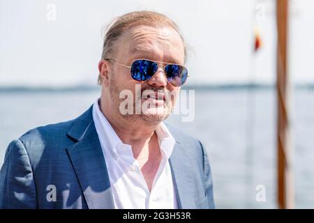 Steinhude, Allemagne. 16 juin 2021. Alexander Fürst zu Schaumburg-Lippe se trouve sur l'île de Wilhelmstein dans le Steinhuder Meer. Le Wilhelmstein est une île artificielle dans le Steinhuder Meer, qui a été créé au XVIIIe siècle pour des raisons militaires comme une forteresse d'état du comté de Schaumburg-Lippe. L'île est maintenant une destination d'excursion populaire avec un restaurant et un hébergement de nuit. Credit: Hauke-Christian Dittrich/dpa/Alay Live News Banque D'Images