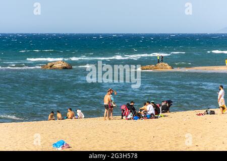 Groupe de jeunes sur la plage, concept d'été, vacances en famille. Banque D'Images