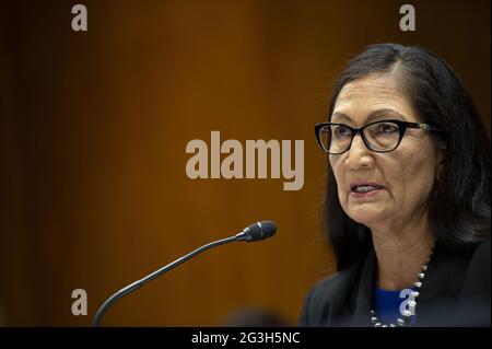 Le secrétaire AMÉRICAIN à l'intérieur Deb Haaland témoigne lors d'une audience du Comité des crédits du Sénat sur la demande de budget de l'exercice 2022 du ministère de l'intérieur à Washington, DC., le mercredi 16 juin 2021. Photo de Bonnie Cash/UPI Banque D'Images