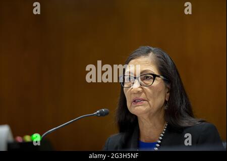 Le secrétaire AMÉRICAIN à l'intérieur Deb Haaland témoigne lors d'une audience du Comité des crédits du Sénat sur la demande de budget de l'exercice 2022 du ministère de l'intérieur à Washington, DC., le mercredi 16 juin 2021. Photo de Bonnie Cash/UPI Banque D'Images