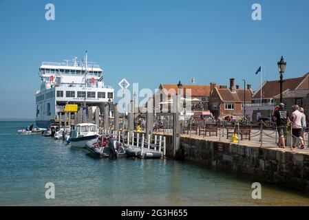 Yarmouth, Île de Wight, Angleterre, Royaume-Uni. 2021. Un ro ro ferry pour le continent le long du terminal portuaire de Yarmouth, île de Wight. Banque D'Images