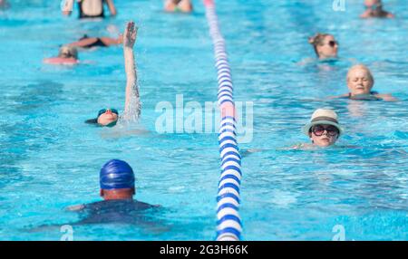 Les nageurs apprécient le temps chaud à Charlton Lido, dans l'est de Londres. Mercredi pourrait être le jour le plus chaud de l'année dans la mesure où certaines parties du Royaume-Uni sont sur le point de se prélasser dans une chaleur de 30 degrés. Date de la photo: Mercredi 16 juin 2021. Banque D'Images