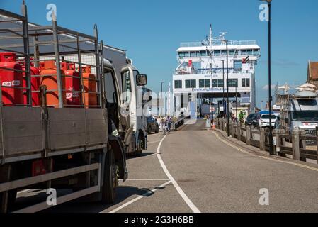 Yarmouth, Île de Wight, Angleterre, Royaume-Uni. 2021. Camion commercial transportant des bouteilles de gaz se chargeant sur un ro ferry à destination de Lymington sur le continent. Banque D'Images