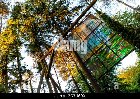 La cathédrale a taché des vitraux à la lumière du soir. Forêt de Dean Sculpture Trail, Gloucestershire. Banque D'Images