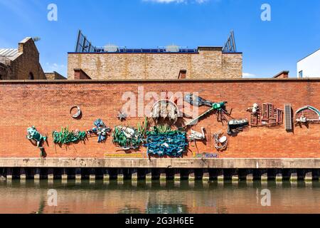 LONDRES ANGLETERRE LITTLE VENICE GRAND UNION CANAL ET REGENT'S CANAL OISEAUX ET POISSONS FABRIQUÉS PAR STOWE YOUTH CLUB À PARTIR DE LITIÈRE EXPOSÉE SUR UN MUR LE LONG DU CA Banque D'Images