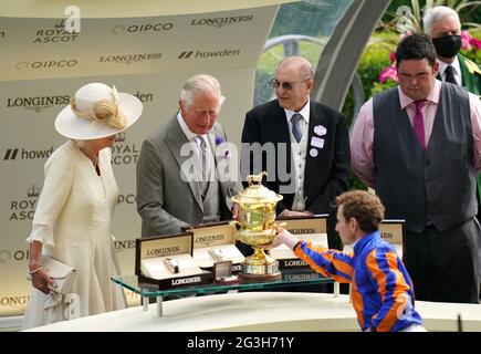 Le jockey Ryan Moore a remporté le trophée du Prince de Galles et de la Duchesse de Cornwall après avoir remporté les enjeux amoureux du Prince de Galles pendant la deuxième journée de Royal Ascot à l'hippodrome d'Ascot. Date de la photo: Mercredi 16 juin 2021. Banque D'Images