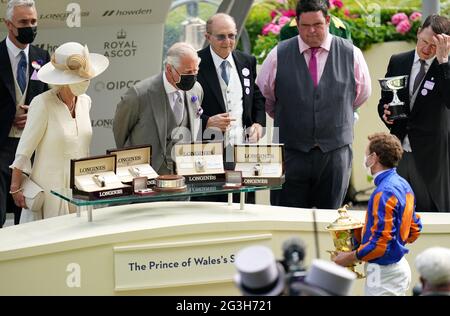 Le jockey Ryan Moore a remporté le trophée du Prince de Galles et de la Duchesse de Cornwall après avoir remporté les enjeux amoureux du Prince de Galles pendant la deuxième journée de Royal Ascot à l'hippodrome d'Ascot. Date de la photo: Mercredi 16 juin 2021. Banque D'Images