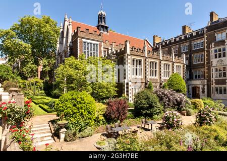 JARDINS DU MIDDLE TEMPLE DE LONDRES EN ANGLETERRE AU DÉBUT DE L'ÉTÉ Banque D'Images