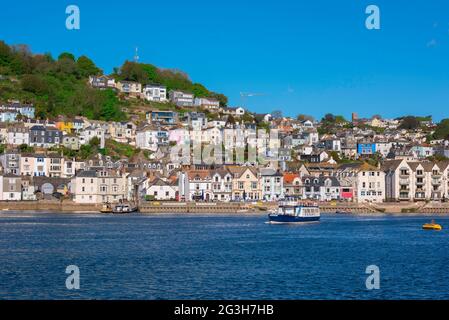 Bayard's Cove, vue sur la rivière Dart en été vers la région historique de Bayard's Cove Waterfront à Dartmouth, Devon, Angleterre, Royaume-Uni Banque D'Images