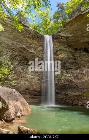 Belles chutes d'ozone dans le comté de Cumberland Tennessee est un magnifique trou de baignade avec une cascade fraîche qui alimente la piscine. Banque D'Images