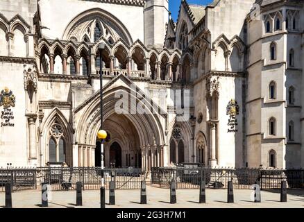 LONDRES ANGLETERRE TRIBUNAUX ROYAUX DE JUSTICE OU TRIBUNAUX L'ENTRÉE PRINCIPALE DE STRAND Banque D'Images