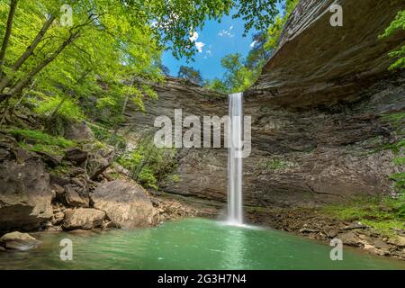 Belles chutes d'ozone dans le comté de Cumberland Tennessee est un magnifique trou de baignade avec une cascade fraîche qui alimente la piscine. Banque D'Images