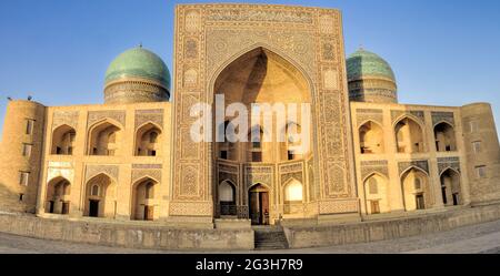 Vue pittoresque de l'entrée d'Abdulaziz Khan Madrassah (musée d'art de la sculpture sur bois) Banque D'Images