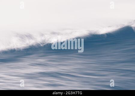 gros plan sur les vagues de mer, vue à angle bas, mouvement flou, effet rétro rétro de traitement croisé vintage Banque D'Images
