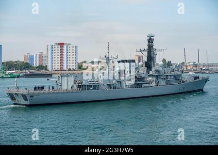 La frégate de type 23 de la Royal Navy HMS Portland (F79) est arrivée à Portsmouth (Royaume-Uni) le 16 juin 2021. Banque D'Images