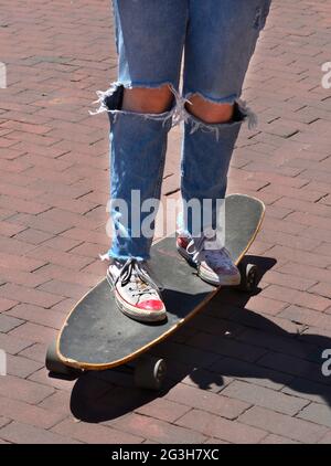 Une adolescente fait monter son skateboard dans une rue de Santa Fe, au Nouveau-Mexique. Banque D'Images
