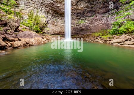 Belles chutes d'ozone dans le comté de Cumberland Tennessee est un trou de baignade rafraîchissant avec une cascade fraîche qui alimente la piscine. Banque D'Images