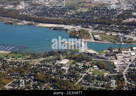 Vue aérienne d'Owen Sound montrant les silos à grains, les maisons et l'Inlet vers le port Banque D'Images