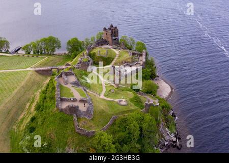 Château d'Urquhart, Loch Ness, Écosse, Royaume-Uni. 12 juin 2021. Photo : vue aérienne de drone depuis le dessus du château d'Urquhart, une ruine, se trouve à côté du Loch Ness dans les Highlands d'Écosse. Le château se trouve sur la route A82, à 21 kilomètres au sud-ouest d'Inverness et à 2 kilomètres à l'est du village de Drumnadrochit. Crédit : Colin Fisher/Alay Live News. Banque D'Images