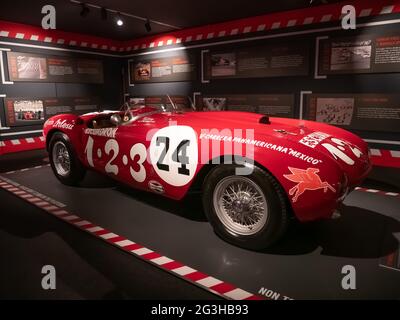 Maranello - Italie - 12 juin 2021 : intérieur du musée Ferrari avec détail des modèles Ferrari 375 plus Panamerica BBR Banque D'Images