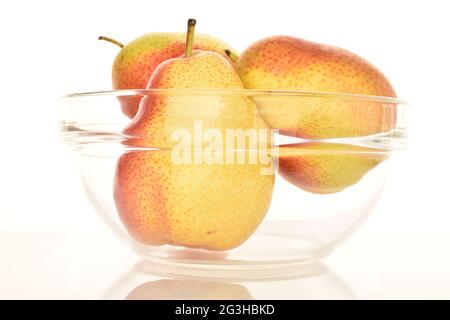 Trois poires rouge-jaune en verre, gros plan, sur fond blanc. Banque D'Images