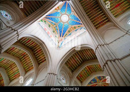 Coupole, vue intérieure. Cathédrale la Almudena, Madrid, Espagne. Banque D'Images