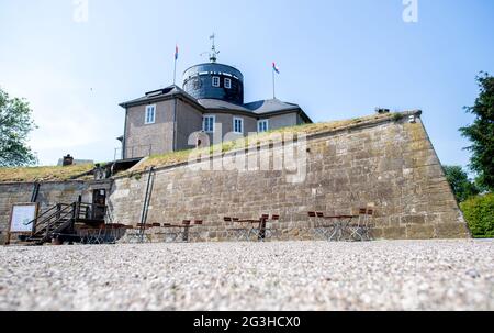 Steinhude, Allemagne. 16 juin 2021. La forteresse historique se dresse en été sur l'île de Wilhelmstein dans le Steinhuder Meer. Le Wilhelmstein est une île artificielle dans le Steinhuder Meer, qui a été créé au XVIIIe siècle pour des raisons militaires comme une forteresse d'état du comté de Schaumburg-Lippe. L'île est maintenant une destination d'excursion populaire avec un restaurant et un hébergement de nuit. Credit: Hauke-Christian Dittrich/dpa/Alay Live News Banque D'Images