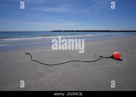 Helgoland, Allemagne. 16 juin 2021. Une bouée se trouve sur la plage de la dune de Helgoland. Credit: Marcus Brandt/dpa/Alay Live News Banque D'Images