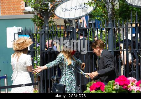 Ascot, Berkshire, Royaume-Uni. 16 juin 2021. Les Racegoers passent par la sécurité lorsqu'ils arrivent à l'hippodrome d'Ascot le deuxième jour de Royal Ascot alors que la vague de chaleur continue. En raison des restrictions actuelles de Covid-19, les pilotes doivent fournir la preuve d'un test négatif de Covid-19 avant d'être autorisés à accéder à l'hippodrome d'Ascot. Crédit : Maureen McLean/Alay Banque D'Images