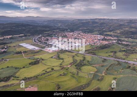 Vue aérienne de la ville de Navàs et de la voie verte Mujal entre les champs de source (Bages, Barcelone, Catalogne, Espagne) ESP: Vista aérea al pueblo de Navàs Banque D'Images