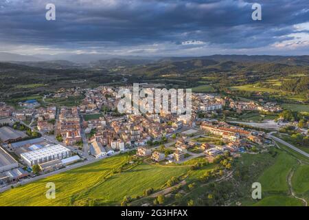 Vue aérienne de la ville de Navàs et de la voie verte Mujal entre les champs de source (Bages, Barcelone, Catalogne, Espagne) ESP: Vista aérea al pueblo de Navàs Banque D'Images