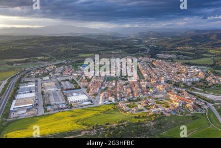 Vue aérienne de la ville de Navàs et de la voie verte Mujal entre les champs de source (Bages, Barcelone, Catalogne, Espagne) ESP: Vista aérea al pueblo de Navàs Banque D'Images