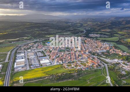 Vue aérienne de la ville de Navàs et de la voie verte Mujal entre les champs de source (Bages, Barcelone, Catalogne, Espagne) ESP: Vista aérea al pueblo de Navàs Banque D'Images