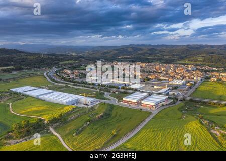 Vue aérienne de la ville de Navàs et de la voie verte Mujal entre les champs de source (Bages, Barcelone, Catalogne, Espagne) ESP: Vista aérea al pueblo de Navàs Banque D'Images