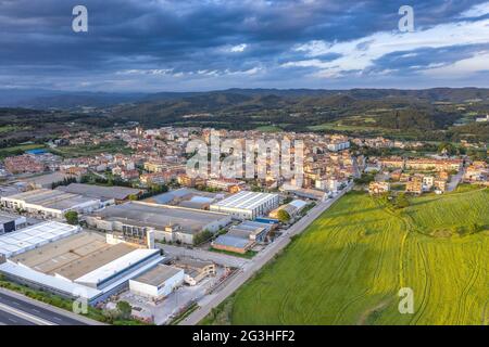 Vue aérienne de la ville de Navàs et de la voie verte Mujal entre les champs de source (Bages, Barcelone, Catalogne, Espagne) ESP: Vista aérea al pueblo de Navàs Banque D'Images