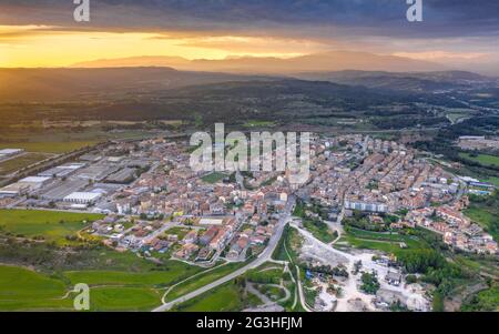 Vue aérienne de la ville de Navàs et de la voie verte Mujal entre les champs de source (Bages, Barcelone, Catalogne, Espagne) ESP: Vista aérea al pueblo de Navàs Banque D'Images