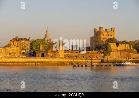 Château de Rochester et Esplanade au coucher du soleil depuis Strood Kent Banque D'Images