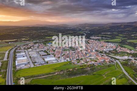 Vue aérienne de la ville de Navàs et de la voie verte Mujal entre les champs de source (Bages, Barcelone, Catalogne, Espagne) ESP: Vista aérea al pueblo de Navàs Banque D'Images