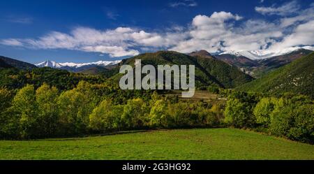 Massif neigó et région de Vallespir en automne (Pyrénées-Orientales, France) ESP: Macizo del Canigó nevado y región del Vallespir en otoño Banque D'Images