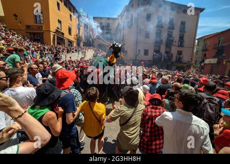Danse des Guites (mules folkloriques) dans les Tirabols au festival Patum de Berga, patrimoine culturel immatériel mondial de l'UNESCO (Catalogne, Espagne) Banque D'Images