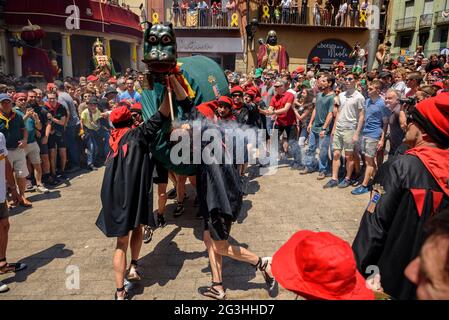Danse des Guites (mules folkloriques) dans les Tirabols au festival Patum de Berga, patrimoine culturel immatériel mondial de l'UNESCO (Catalogne, Espagne) Banque D'Images